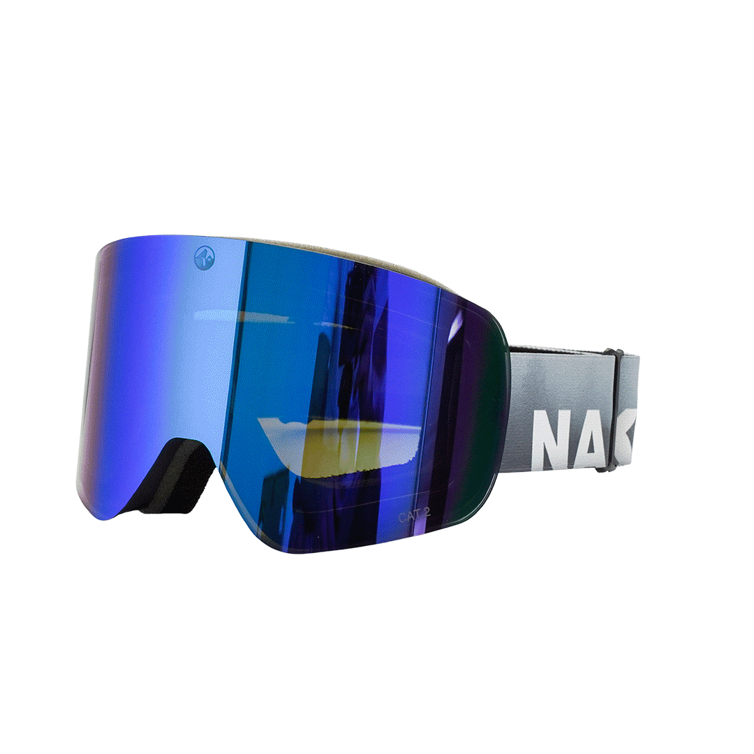 Die TROOP Bike von NAKED Optics verfügt über eine blaue, reflektierende Skibrille mit einem schwarzen, verstellbaren Riemen, auf dessen Seite das weiße NA-Logo zu sehen ist. Diese vielseitige MTB-Brille eignet sich perfekt für Downhill-Abenteuer, und dank ihres praktischen Pin-Wechselsystems lassen sich die Gläser schnell und einfach austauschen, was sie zur idealen Downhill-Brille für den täglichen Einsatz macht.