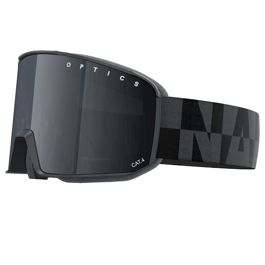 Schwarze Skibrille „The SOLAR“ von NAKED Optics mit einer breiten, dunklen Scheibe mit dem Schriftzug „OPTICS“ und einem breiten, gemusterten Gummiband – diese kompakten Skibrillen sind ideal für kleine Gesichter und eignen sich hervorragend als Skibrille für Damen.