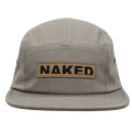 Cappellino grigio a 5 pannelli di NAKED Optics, caratterizzato da una scritta “NAKED” in grande risalto su una toppa marrone nella parte anteriore. Questo cappellino in cotone fa parte della collezione esclusiva di cappellini NAKED Optics.