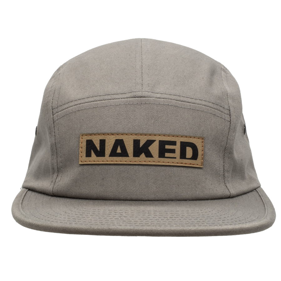 Cappellino grigio a 5 pannelli di NAKED Optics, caratterizzato da una scritta “NAKED” in grande risalto su una toppa marrone nella parte anteriore. Questo cappellino in cotone fa parte della collezione esclusiva di cappellini NAKED Optics.