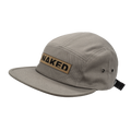 Il cappellino Cap 5-Panel di NAKED Optics è un elegante cappellino grigio con visiera piatta, caratterizzato da una toppa frontale con la scritta NAKED, che lo rende un capo di spicco della collezione di cappellini NAKED Optics.