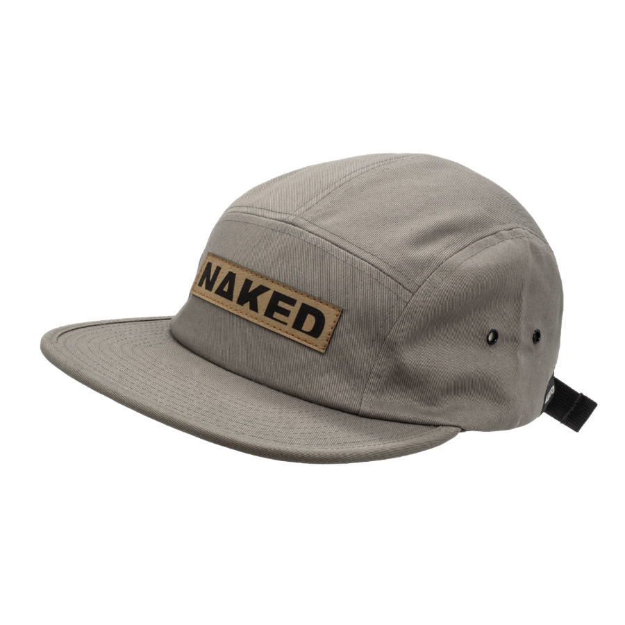 Il cappellino Cap 5-Panel di NAKED Optics è un elegante cappellino grigio con visiera piatta, caratterizzato da una toppa frontale con la scritta NAKED, che lo rende un capo di spicco della collezione di cappellini NAKED Optics.