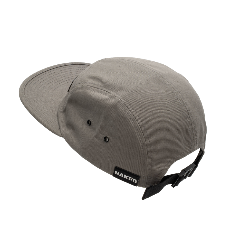 Il cappellino a 5 pannelli di NAKED Optics presenta una visiera piatta, un cinturino regolabile e un'etichetta NAKED sul retro: questo elegante cappellino grigio in cotone fa parte della collezione di cappellini NAKED Optics.