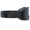 Die SOLAR von NAKED Optics ist eine schwarze Skibrille mit einer dunklen, verspiegelten Scheibe und einem breiten Band mit geometrischem Design und auffälligem NAKED-Logo. Diese kompakte Skibrille vereint Stil und Komfort und ist damit die ideale Skibrille für kleine Gesichter sowie die perfekte Wahl als Damen-Skibrille.