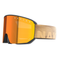 Die orange getönte große Skibrille „The NOVA“ von NAKED Optics verfügt über ein Band in Holzoptik, auf dem der Schriftzug „NAKED“ teilweise zu erkennen ist. Dank des praktischen Magnetwechselsystems lassen sich die Gläser schnell austauschen, während eine Anti-Fog-Beschichtung für klare Sicht sorgt.