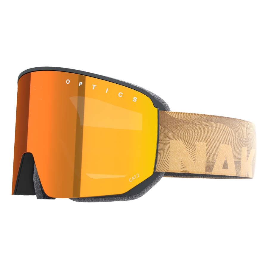 Die orange getönte große Skibrille „The NOVA“ von NAKED Optics verfügt über ein Band in Holzoptik, auf dem der Schriftzug „NAKED“ teilweise zu erkennen ist. Dank des praktischen Magnetwechselsystems lassen sich die Gläser schnell austauschen, während eine Anti-Fog-Beschichtung für klare Sicht sorgt.