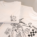 Due magliette bianche “Langarm Shirt - Apres” di NAKED Optics, realizzate in cotone biologico, presentano disegni al tratto neri raffiguranti sci, bevande, altoparlanti e altri motivi ispirati al mondo delle feste. La divertente stampa sul retro “Party Back Print” cattura perfettamente lo spirito dell’après-ski in uno stile disinvolto.