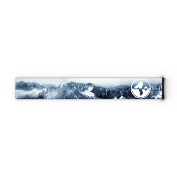 Rechteckiges Objekt mit einem Motiv aus schneebedeckten Bergen und einem weißen, runden NAKED Optics-Logo in der oberen rechten Ecke – ideal, um das Extra-Armband – FORCE EVO, TROOP EVO, STORM, NOVA, SOLAR, ZEND (45 mm) von NAKED Optics – in Szene zu setzen.