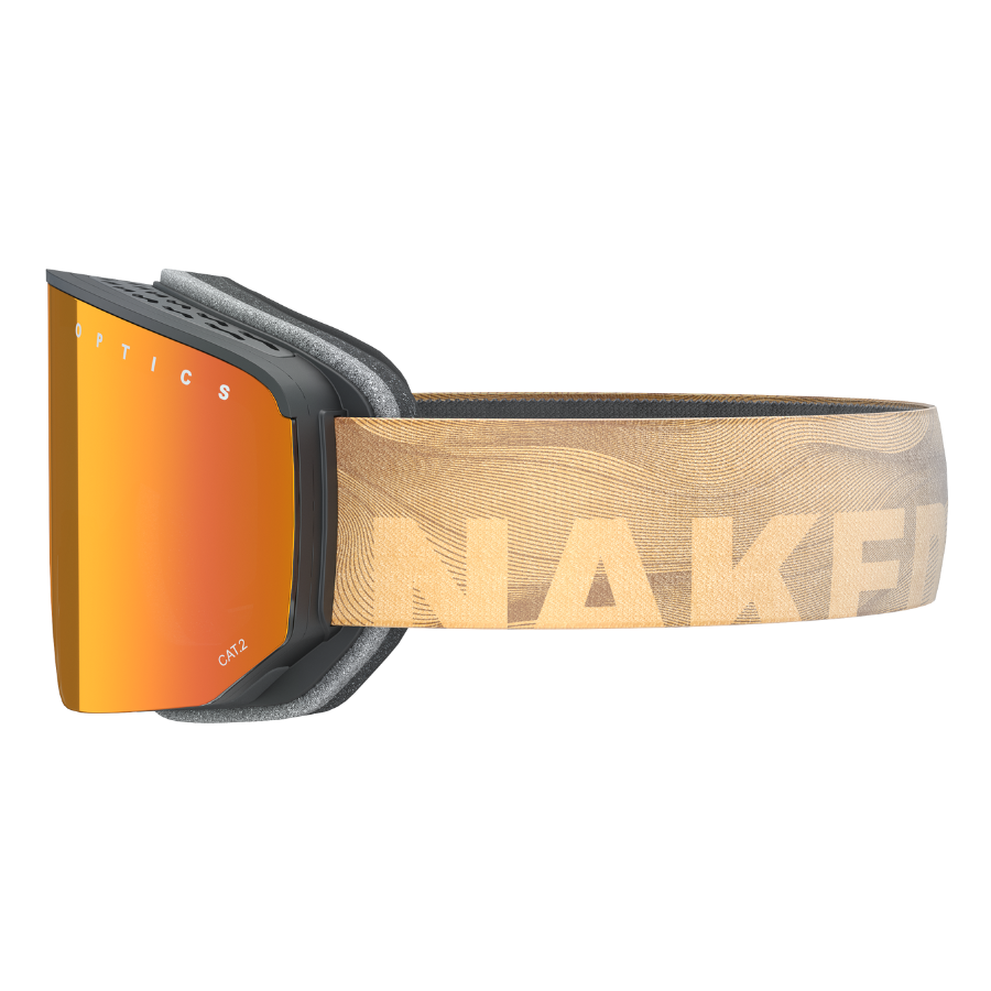 Seitenansicht der Skibrille „The NOVA“ von NAKED Optics mit orangefarbener Spiegelglastscheibe und einem hellbraunen Riemen, auf dem der Schriftzug „NAKED“ in fetten Buchstaben zu sehen ist. Die Skibrille ist mit einer Anti-Fog-Beschichtung ausgestattet, die für klare Sicht auf der Piste sorgt.