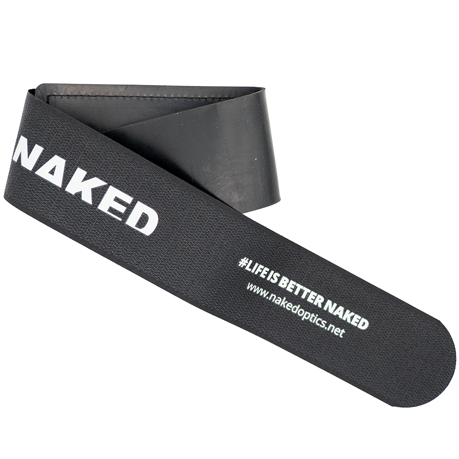 Der NAKED Optics Ski-Strap (Skifix), auch „Klettband“ genannt, ist mit den Aufdrucken „NAKED“ und „#LIFEISBETTERNAKED“ in weißer Schrift auf schwarzem Hintergrund versehen. Damit lassen sich deine All-Mountain-Ski stilvoll befestigen. Weitere Informationen finden Sie unter www.nakedoptics.net.