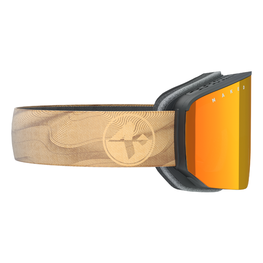 Wir präsentieren die NOVA von NAKED Optics: eine große Skibrille mit orangefarbenen Gläsern, kombiniert mit einem braun gemusterten Riemen und einem runden Logo. Ausgestattet mit dem innovativen Magnetwechselsystem für mühelosen Gläsertausch und einer Anti-Fog-Beschichtung, die klare Sicht garantiert, vereint die NOVA auf perfekte Weise Stil und Funktionalität für Ihren Tag auf der Piste.