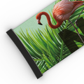 Teilansicht einer aufgerollten Matte mit einem Flamingo und grünem Gras auf hellem Hintergrund, die an die lebhaften Muster erinnert, die für das NAKED Optics Extra Strap (45 mm) für FORCE EVO, TROOP EVO, STORM, NOVA, SOLAR und ZEND charakteristisch sind.