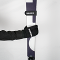 Eine Hand in einem Handschuh hält All-Mountain-Ski, die mit NAKED Optics Ski-Strap (Skifix)-Gurten befestigt sind, vor einem schlichten weißen Hintergrund.