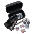 Schwarzes Etui EVO mit Reißverschluss für Skibrillen von NAKED Optics, abgebildet mit einem Markenbeutel, Aufklebern und einem Reinigungstuch, angeordnet auf weißem Hintergrund – perfekt für alle, die ihre Skibrille stilvoll schützen möchten.