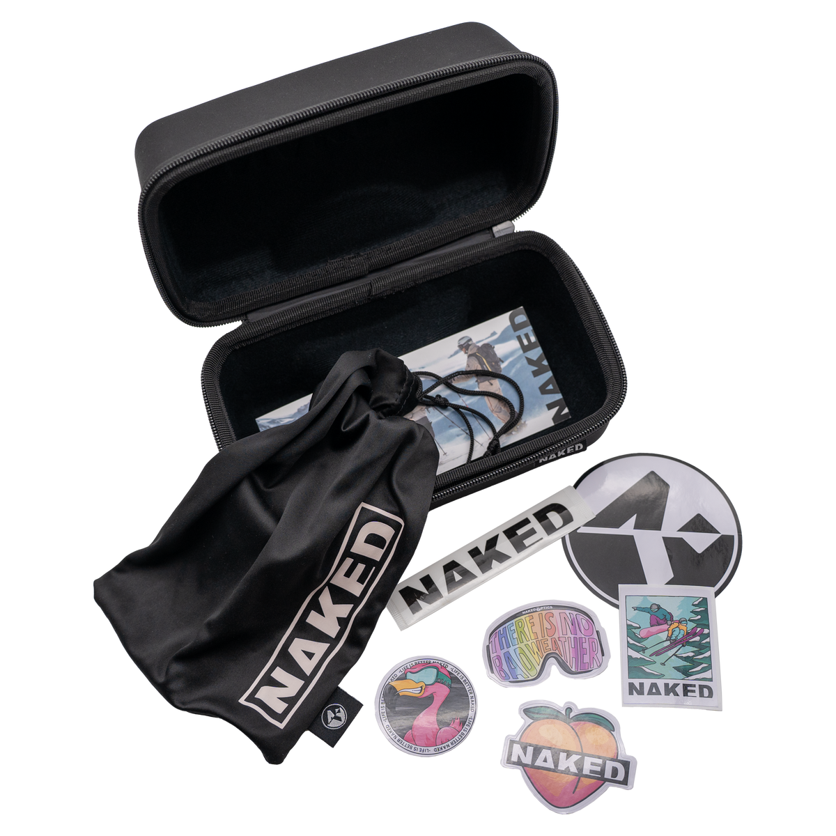Schwarzes Etui EVO mit Reißverschluss für Skibrillen von NAKED Optics, abgebildet mit einem Markenbeutel, Aufklebern und einem Reinigungstuch, angeordnet auf weißem Hintergrund – perfekt für alle, die ihre Skibrille stilvoll schützen möchten.