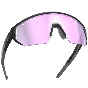 De BLADE van NAKED Optics is een zwarte sportzonnebril met één paars getinte lens en opvallende NAKED-logo’s op zowel het montuur als de lens. Deze sportbril biedt UV400-bescherming, waardoor het een ideale en stijlvolle fietsbril is voor fietsen en andere buitenactiviteiten.