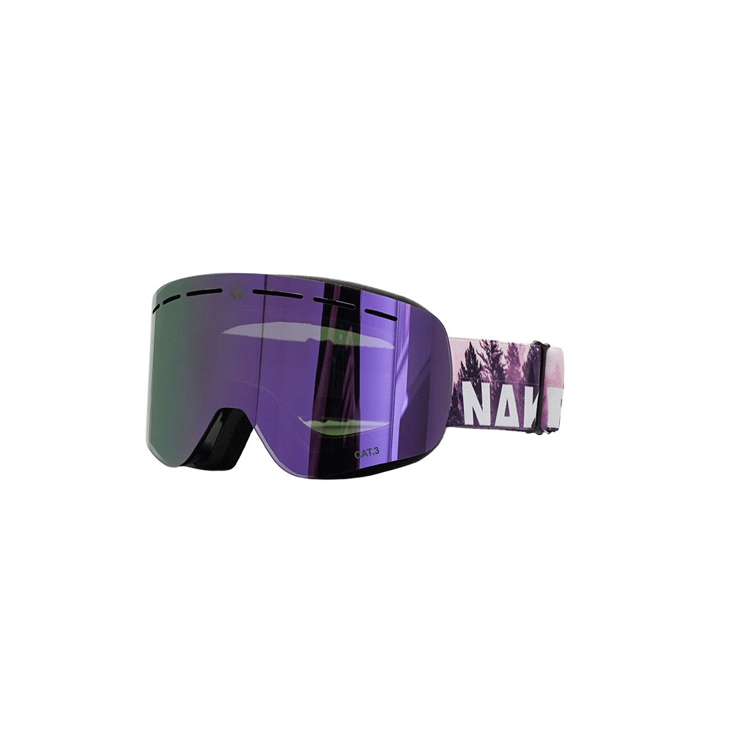 I modelli TROOP Youth di NAKED Optics sono occhiali da sci con lenti colorate di viola, dotati di un rivestimento antiappannamento e di un cinturino stampato con alberi e la scritta “NAK” su sfondo bianco. Ideali come occhiali da sci di piccole dimensioni o per ragazzi.