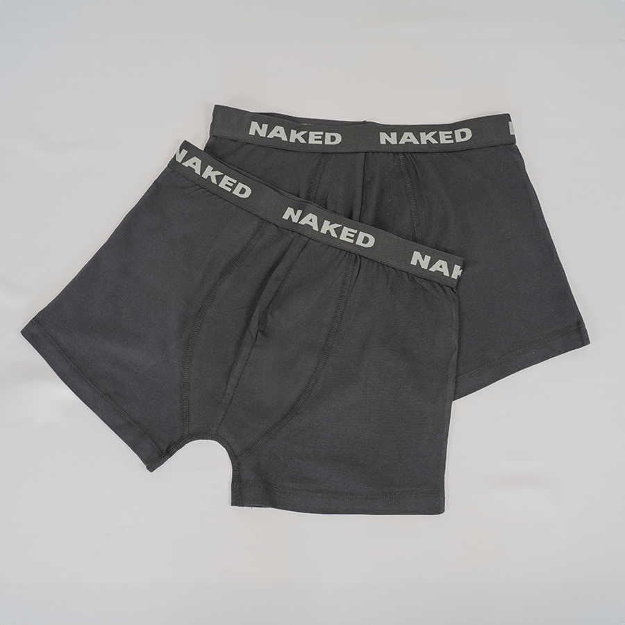Zwei Paar schwarze Boxershorts – 2er-Pack von NAKED Optics, mit dem Markennamen auf den elastischen Bundbändern, flach auf einem weißen Untergrund präsentiert. Diese Boxershorts aus Baumwolle bieten hervorragenden Tragekomfort und eignen sich als atmungsaktive Unterwäsche ideal für den Alltag.