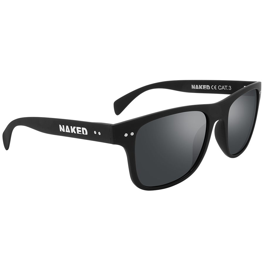 Die SLUSH von NAKED Optics ist eine schwarze Sonnenbrille mit dem weißen Schriftzug „NAKED“ auf den Bügeln und dunkel getönten, polarisierten Gläsern – perfekt für Outdoor-Aktivitäten.