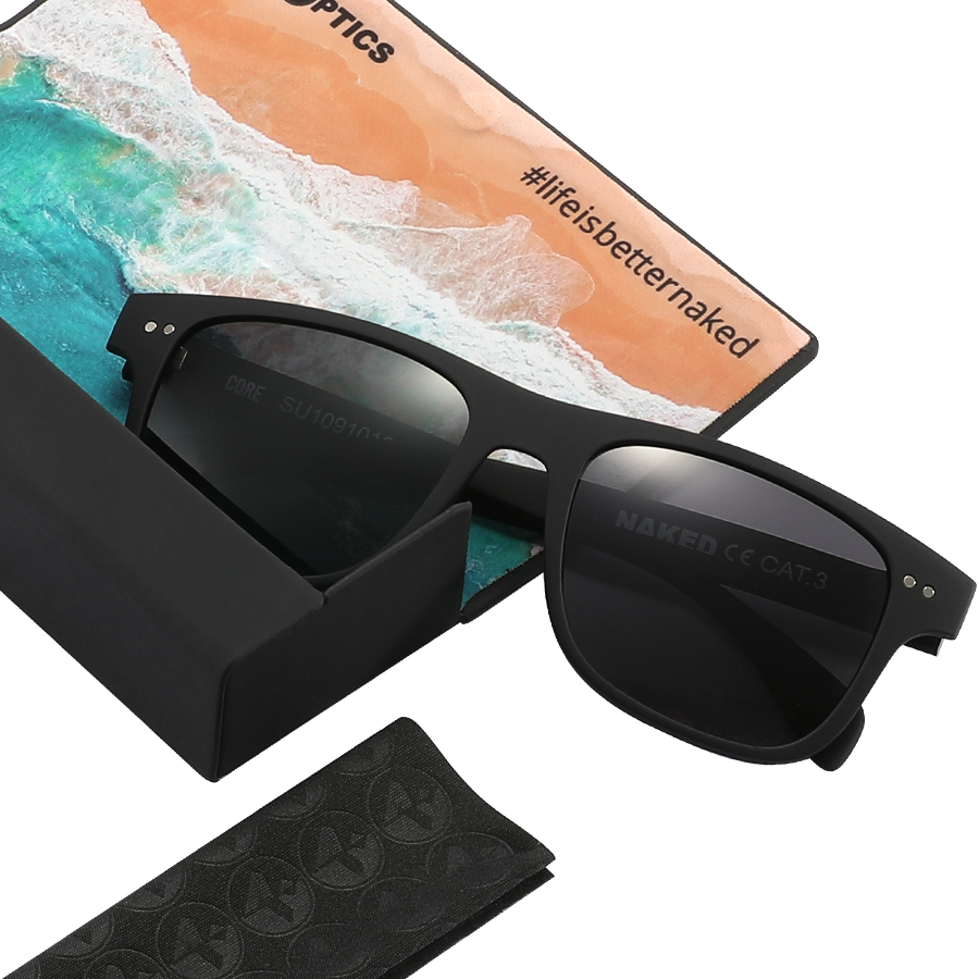 Die SLUSH-Sonnenbrille von NAKED Optics mit schwarzen polarisierten Gläsern, passendem Etui und Reinigungstuch – dazu gibt es eine Postkarte mit Strandmotiv und dem Hashtag #lifeisbetternaked – eignet sich perfekt für Outdoor-Aktivitäten.
