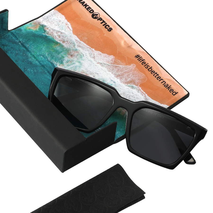 Introducing The MUSE by NAKED Optics: Unisex black sunglasses delivered in a sleek black case, featuring polarisierte Gläser and UV400 Schutz for optimal eye protection. Comes with a beach-themed cleaning cloth and the #lifeisbetternaked slogan—style and safety for everyone.