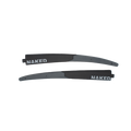 Due spazzole tergicristallo nere e grigie di NAKED Optics con la scritta “NAKED” stampata in bianco su ciascuna spazzola, caratterizzate dall’elegante design tipico del set Ersatzbügel VOLT.
