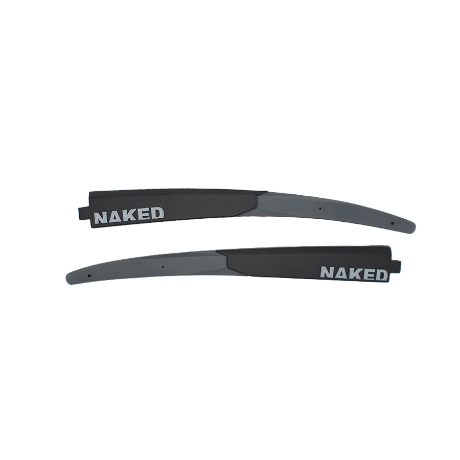 Due spazzole tergicristallo nere e grigie di NAKED Optics con la scritta “NAKED” stampata in bianco su ciascuna spazzola, caratterizzate dall’elegante design tipico del set Ersatzbügel VOLT.