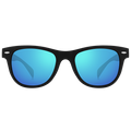 Die SWOOP von NAKED Optics ist eine schwarze Sonnenbrille mit blau verspiegelten, polarisierten Gläsern, die auf weißem Hintergrund nach vorne gerichtet abgebildet ist und Ihren Augen optimalen UV-Schutz bietet.
