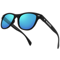 Die SWOOP von NAKED Optics ist eine schwarze Sonnenbrille mit blau verspiegelten, polarisierten Gläsern und dem „NAKED“-Logo auf dem linken Bügel, das auf weißem Hintergrund abgebildet ist. Sie bietet zuverlässigen UV-Schutz für Ihre Augen.