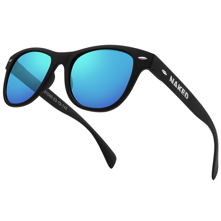 Die SWOOP von NAKED Optics ist eine schwarze Sonnenbrille mit blau verspiegelten, polarisierten Gläsern und dem „NAKED“-Logo auf dem linken Bügel, das auf weißem Hintergrund abgebildet ist. Sie bietet zuverlässigen UV-Schutz für Ihre Augen.