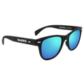 Schwarze Sonnenbrille von NAKED Optics, Modell „The SWOOP“, mit blauen, polarisierten Gläsern und UV-Schutz; auf den Bügeln steht „NAKED“, dargestellt vor weißem Hintergrund.