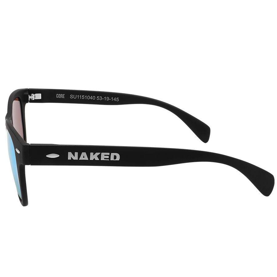 Die SWOOP von NAKED Optics ist eine schwarze Sonnenbrille mit dem weißen „NAKED“-Aufdruck auf dem Bügel, die über polarisierte Gläser für verbesserte Sichtklarheit und UV-Schutz verfügt und hier von der Seite auf weißem Hintergrund abgebildet ist.