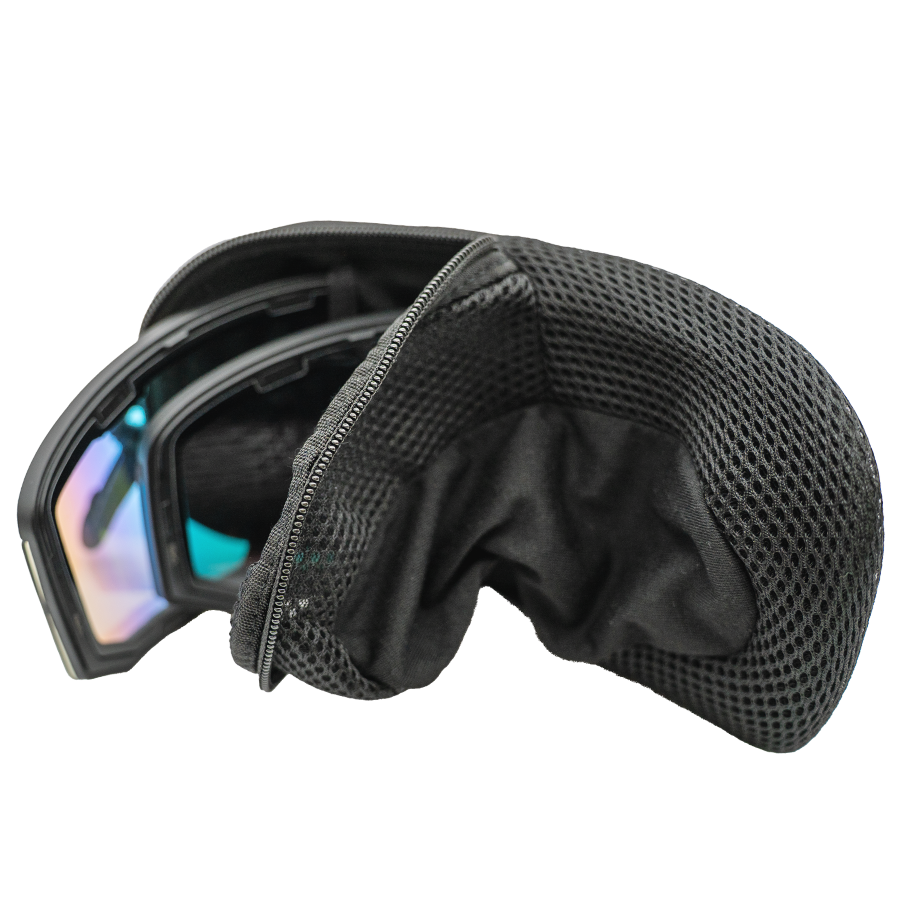 Ein schwarzes NAKED Optics-Etui aus Netzstoff mit Reißverschluss für Wechselgläser bietet sicheren Halt für eine verspiegelte Skibrille mit blau getönten Gläsern.
