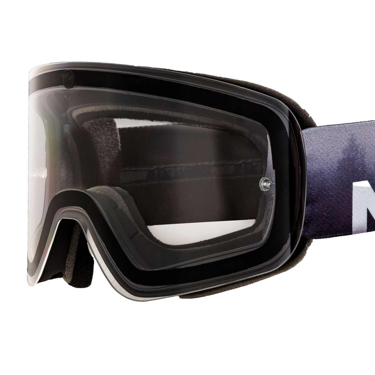 Nahaufnahme einer schwarzen Ski- oder Snowboardbrille mit klarer Scheibe und Schaumstoffpolsterung vor weißem Hintergrund, ausgestattet mit einem Pin-Stecksystem für den einfachen Austausch des NAKED Optics Ersatzglas TROOP Bike.