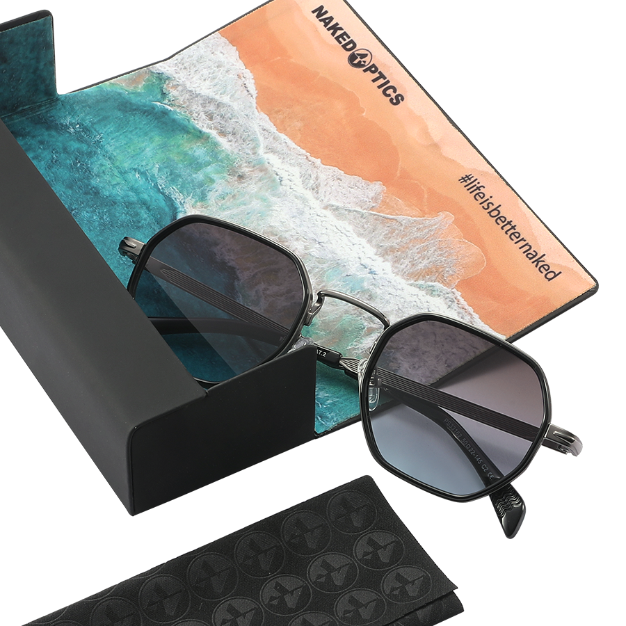 Occhiali da sole neri “The ICON” di NAKED Optics con montatura in metallo, presentati in una custodia con motivo marino e le scritte #lifeisbettermaked e NAKED OPTICS. Dotati di protezione UV400 per una protezione ottimale nelle giornate di sole.