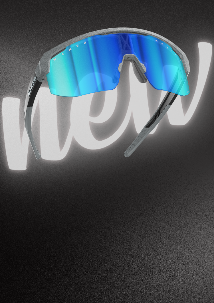 Eine Sportsonnenbrille mit blauen Gläsern, die über dem Wort „new“ in leuchtend weißer Schrift auf dunklem Hintergrund schwebt.