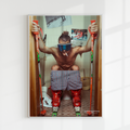 Ein Mann ohne Hemd in Skikleidung sitzt mit Skistöcken, Skibrille und heruntergelassenen Shorts auf der Toilette und raucht eine Zigarette – ein gewagtes Motiv, das auf dem Poster „NAKED Lifestyle Bild“ von NAKED Optics zu sehen ist. Perfekt als A2-Plakat oder für alle, die hochwertige Kunstdrucke suchen. Inspiriert vom unverwechselbaren Stil der Stevie-Schneider-Poster.