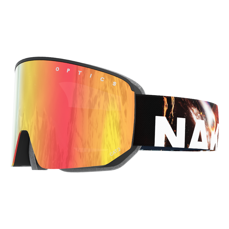 Die NOVA von NAKED Optics ist eine orangefarbene, reflektierende Skibrille mit schwarzem Band, weißem „NA“-Schriftzug und einem feurigen Grafikdesign. Diese große Skibrille ist mit einem innovativen Magnetwechselsystem für einen einfachen Glaswechsel und einer wirksamen Anti-Beschlag-Beschichtung ausgestattet, die für klare Sicht auf der Piste sorgt.