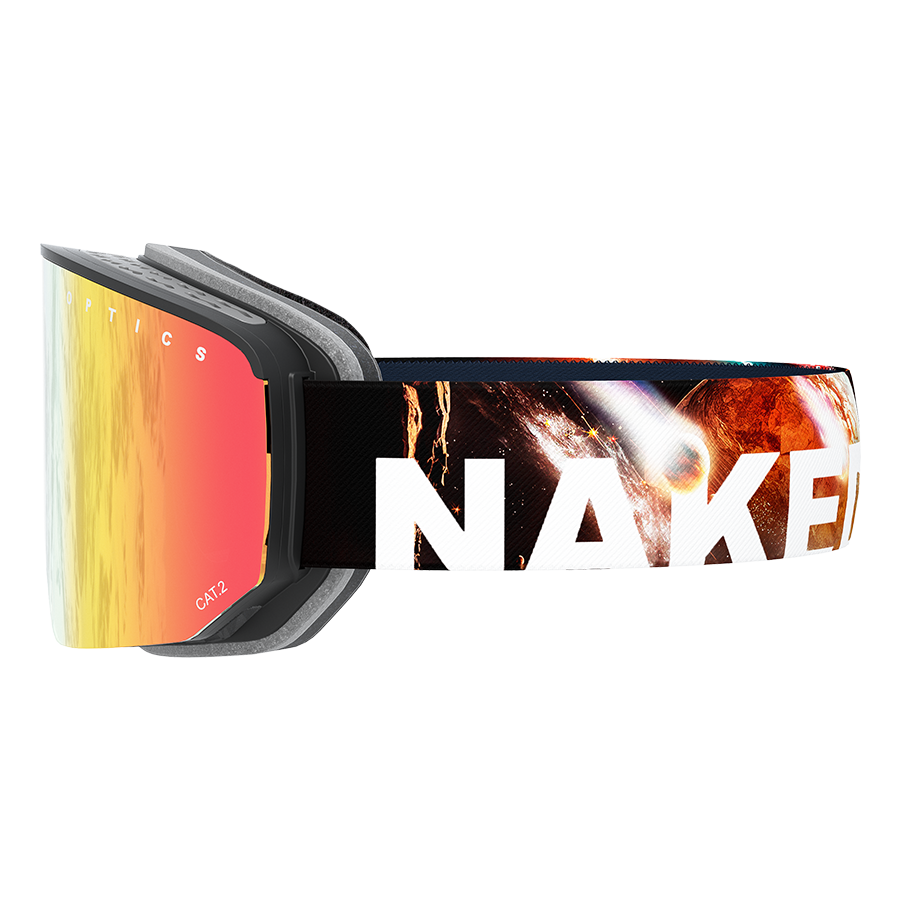 Seitenansicht von „The NOVA“, einer großen Skibrille von NAKED Optics mit reflektierenden orangefarbenen Gläsern und dem Schriftzug „NAKE“ auf dem Riemen im Weltraum-Design, ausgestattet mit einem innovativen Magnetwechselsystem für mühelosen Glaswechsel.