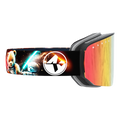 Die „NOVA“ von NAKED Optics ist eine Skibrille mit einem Riemen im Weltraum-Design, auf dem ein Teddybär und ein Roboter mit Lichtschwertern abgebildet sind, kombiniert mit orange getönten Gläsern. Diese große Skibrille ist mit einem innovativen Magnetwechselsystem für schnellen Gläsertausch und einer fortschrittlichen Anti-Fog-Beschichtung ausgestattet, um bei jedem Abenteuer klare Sicht zu gewährleisten.