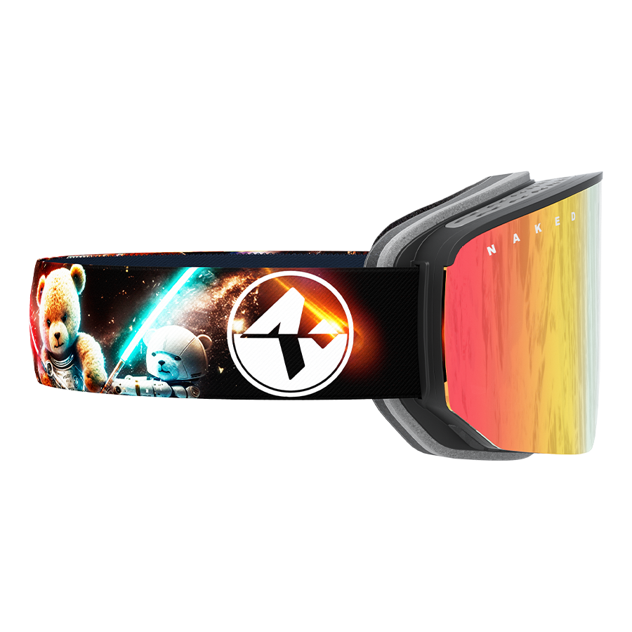 Die „NOVA“ von NAKED Optics ist eine Skibrille mit einem Riemen im Weltraum-Design, auf dem ein Teddybär und ein Roboter mit Lichtschwertern abgebildet sind, kombiniert mit orange getönten Gläsern. Diese große Skibrille ist mit einem innovativen Magnetwechselsystem für schnellen Gläsertausch und einer fortschrittlichen Anti-Fog-Beschichtung ausgestattet, um bei jedem Abenteuer klare Sicht zu gewährleisten.