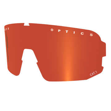 Rot-orange verspiegelte VOLT-Ersatzscheibe von NAKED Optics mit weißer Beschriftung („OPTICS“ und „CAT.1“) auf einfarbigem Hintergrund, die Ihren Augen zuverlässigen UV-Schutz bietet.