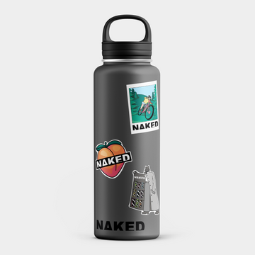 Graue Wasserflasche, verziert mit drei farbenfrohen Aufklebern aus dem NAKED Optics-Aufkleberset, die einzigartige Motive zeigen: einen Radfahrer, einen Pfirsich mit der Aufschrift „NAKED“ im authentischen NAKED-Stil und einen Cartoon-Bären im Mantel.