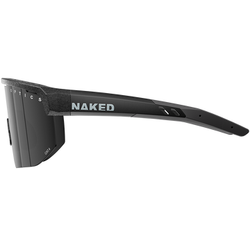 Die SHYFT von NAKED Optics präsentiert sich elegant und modern: schwarze Sportsonnenbrillen mit auffälligem NAKED-Logo an der Seite, hier in einer stilvollen Profilansicht gezeigt. Erleben Sie die Passform-Optimierung mit innovativer Technologie, die dafür sorgt, dass diese Sportbrillen individuell angepasst werden und somit perfekt sitzen.