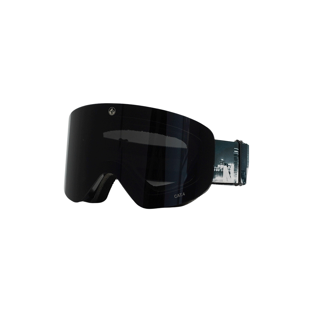Die TROOP EVO von NAKED Optics ist eine schwarze Skibrille mit einer breiten, dunklen Scheibe mit Antibeschlagbeschichtung und einem verstellbaren Riemen mit Stadtmotiv.