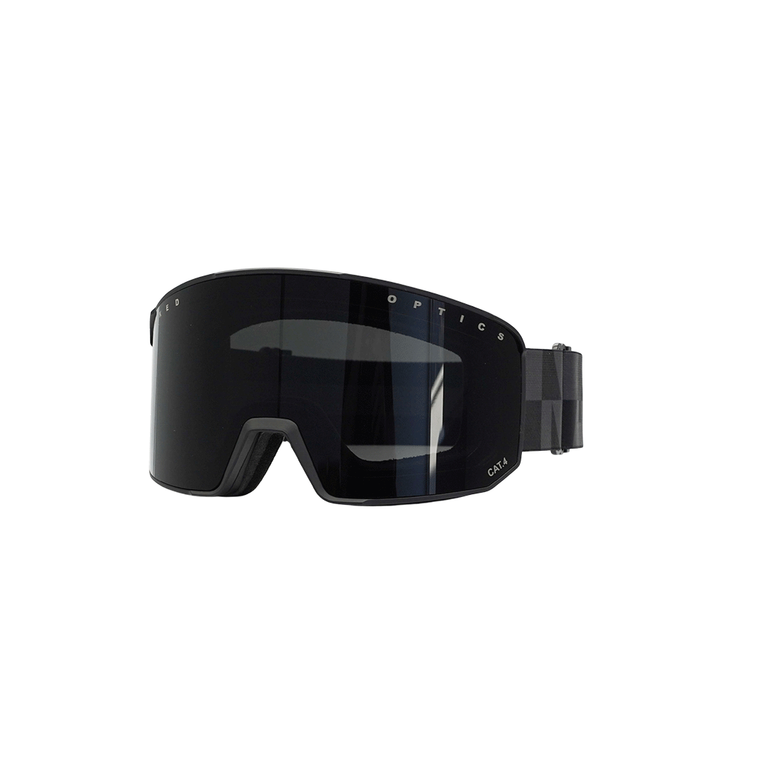 Die SOLAR von NAKED Optics sind schwarze Ski- oder Snowboardbrillen mit einer breiten, getönten Scheibe und einem verstellbaren Riemen. Sie wurden als kompakte „Skibrille“ konzipiert und eignen sich ideal als „Skibrille für kleine Gesichter“ – dargestellt auf weißem Hintergrund.