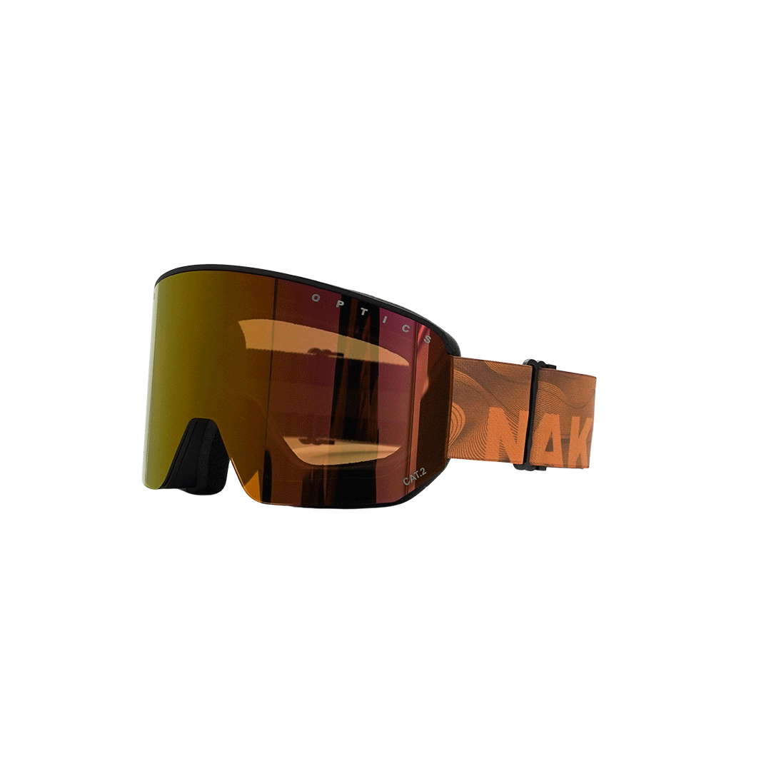 Die NOVA von NAKED Optics ist eine orangefarbene Skibrille mit verspiegelter Scheibe und einem elastischen Band, auf dessen Seite ein auffälliger orangefarbener Schriftzug zu sehen ist. Diese große Skibrille verfügt zudem über eine fortschrittliche Anti-Fog-Beschichtung für klare Sicht unter allen Bedingungen.