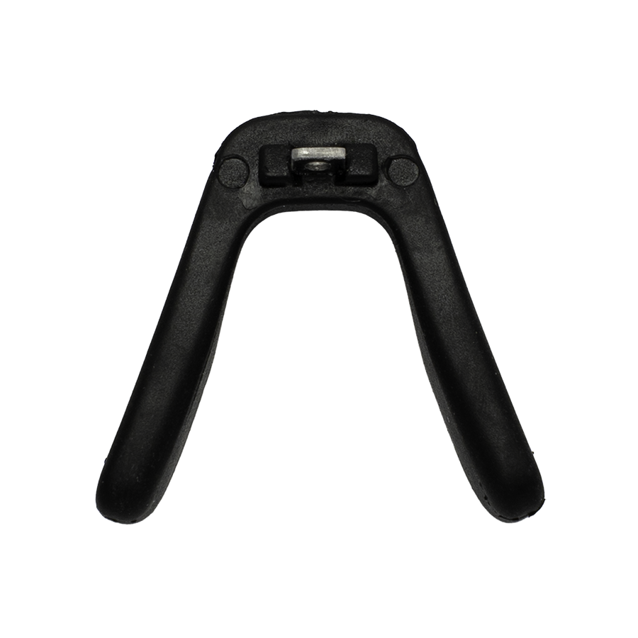 Schwarzer Kunststoffgriff mit einem Metallscharnier, der die Form eines umgekehrten U hat und an das ergonomische Design des NAKED Optics Nasenstücks SHYFT angelehnt ist, vor weißem Hintergrund.