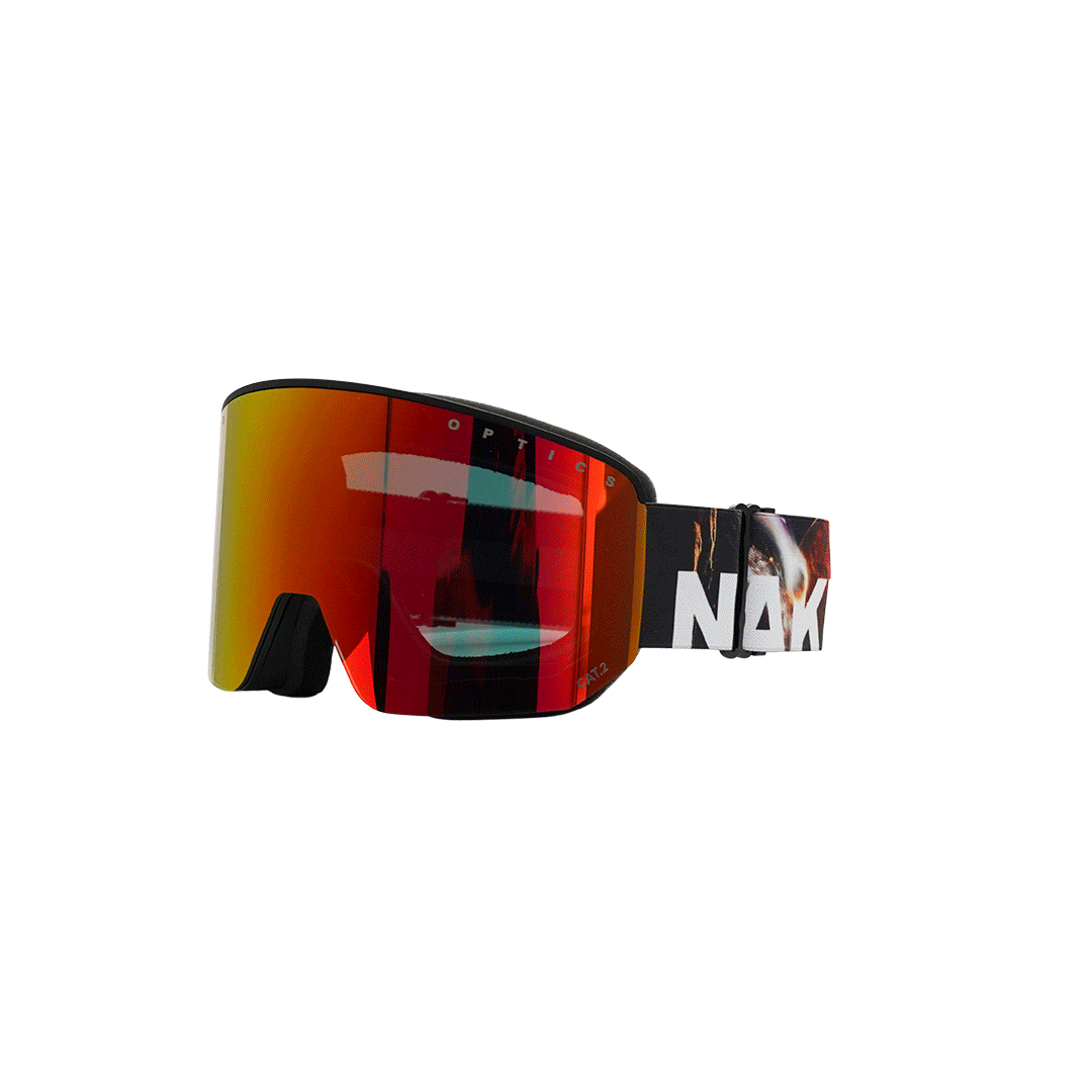 Die NOVA von NAKED Optics ist eine Skibrille mit roter Scheibe, schwarzem Rahmen und einem schwarz-weißen Logo-Band auf weißem Hintergrund. Diese große Skibrille verfügt über ein praktisches Magnetwechselsystem für den einfachen Scheibenwechsel sowie eine Anti-Fog-Beschichtung, die für klare Sicht auf der Piste sorgt.