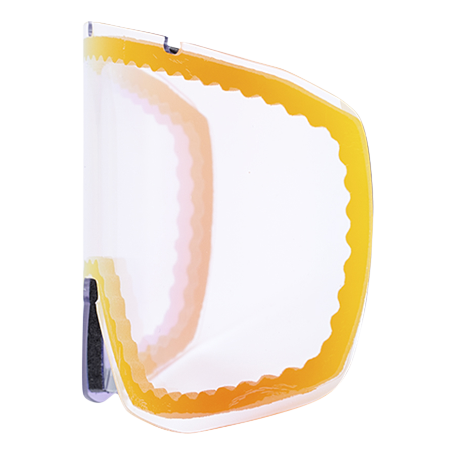 Eine durchscheinende, gefaltete, orange getönte Kunststofffolie mit gewellten Kanten, die an das „Schlechtwetterglas“ erinnert, das bei den Ersatzgläsern „EDGE“ der NAKED Optics-Skibrille zum Einsatz kommt, vor einem weißen Hintergrund.